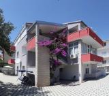 Modern fitted apartmani.Čisti and tidy! The apartments are located 3-4 minutes walk to the beach and...