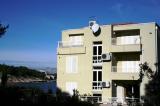 Fully equipped and modern apartment in the center of Makarska at the end of the promenade. It is a 2...