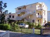 Takač apartments are located in a quiet sandy bay between Škrapavac Privlaka and Zaton holiday village...