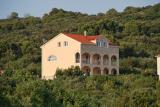 Lunaris Villa is situated at the entrance in orchards on the island of Solta, and offers 5 konfornih...