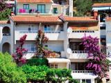 Modern apartments in a quiet part of Makarska, near the town beach and the town center.