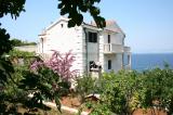 Rent fully furnished Apartmania the quiet side of town, next to the sea. Provides you enjoy the sun,...